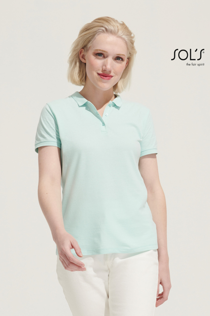 Planet Women - 03575POLO-SHIRTS / SOLSΓυναικείο οργανικό πόλοΣχέδιο και Χαρακτηριστικά: Το γυναικείο οργανικό πόλο διαθέτει κοντά μανίκια, πλαϊνές ραφές και ενισχυμένη πατιλέτα με 3 κουμπιά στο ίδιο χρώμα. Ο ριπ γιακάς και τα μανίκια προσθέτουν κομψότητα, ενώ η φακαρόλα στο λαιμό και το ίσιο τελείωμα εξασφαλίζουν άριστη εφαρμογή. Επιπλέον, περιλαμβάνει ανταλλακτικό κουμπί στην πλαϊνή εσωτερική ραφή. - Εφαρμογή ως Επαγγελματική Ένδυση: Ιδανικό για εργαζόμενους σε τομείς όπως η φιλοξενία ή το λιανικό εμπόριο, προσφέροντας επαγγελματική εικόνα και άνεση καθ'' όλη τη διάρκεια της ημέρας. - Υλικό και Άνεση: Κατασκευασμένο από πικέ 170g/m², 100% οργανικό βαμβάκι (Grey melange: 85% βαμβάκι / 15% βισκόζη), προσφέρει μοναδική άνεση και ανθεκτικότητα στην καθημερινή χρήση. - Δυνατότητα Προσαρμογής: Διαθέτει δυνατότητα εκτύπωσης λογοτύπου ή μηνύματος του πελάτη, ιδανικό για εταιρικές εμφανίσεις και προωθητικές ενέργειες. - Διαθεσιμότητα σε χρώματα: Διατίθεται σε ποικιλία χρωμάτων για να ικανοποιήσει τις ανάγκες κάθε επιχείρησης.